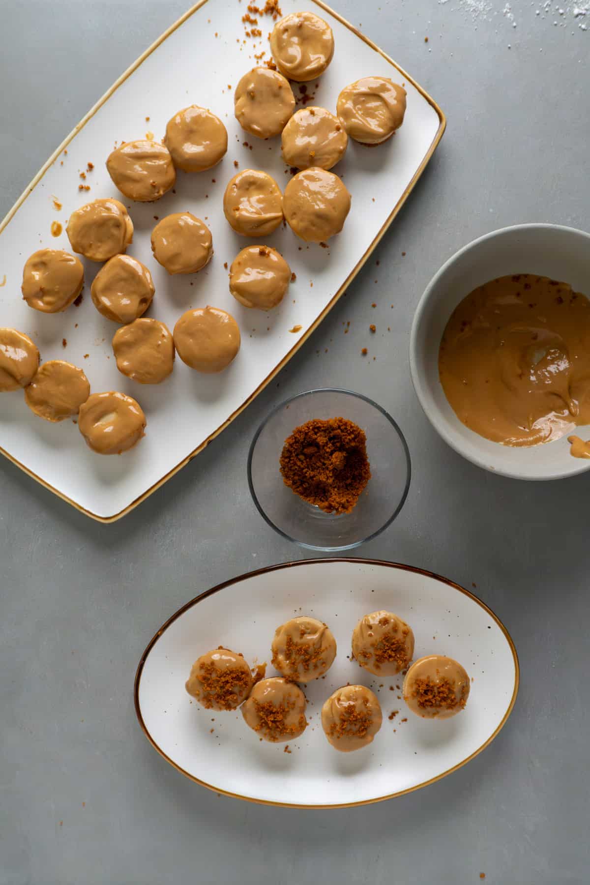 Platters of mini biscoff cheesecakes on platters.