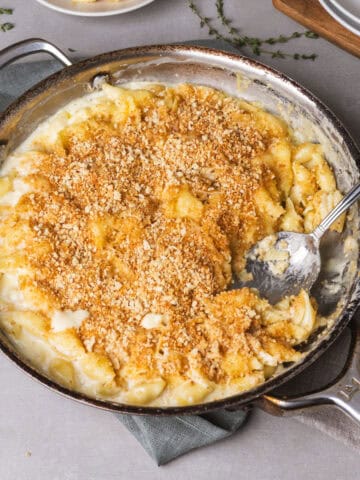 Gouda mac and cheese in a skillet fresh out of the oven.